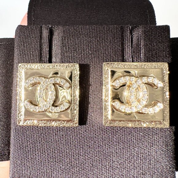 2023P CHANEL RUNWAY SQUARE GOLD CC LOGO WHITE CRYSTALS EARRINGS STUDS - Picture 13 of 14